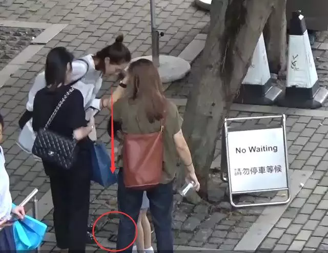 王棠雲對待小朋友很細心溫柔,難怪余文樂會選擇她當老婆~~~