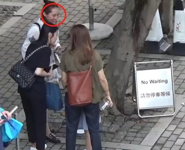 王棠雲對待小朋友很細心溫柔,難怪余文樂會選擇她當老婆~~~