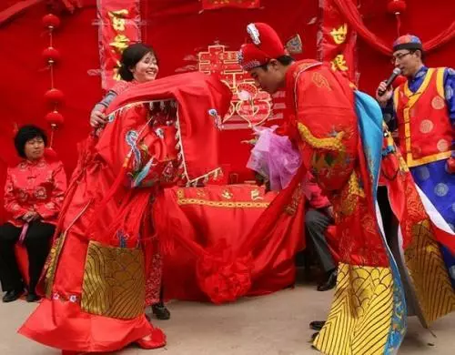 回家看望獨居母親偶遇前妻,鄰居嘆氣說一話,我轉身去求她復婚