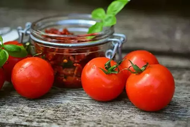 西紅柿、大蒜不能隨便吃,很多人都錯了,告訴家裡煮飯的人!