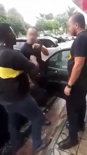 吉隆坡:警方逮捕阻礙拖車男子,證實:是公務員,非警察!