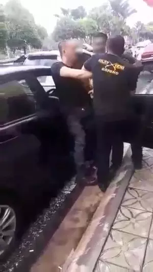 吉隆坡:警方逮捕阻礙拖車男子,證實:是公務員,非警察!