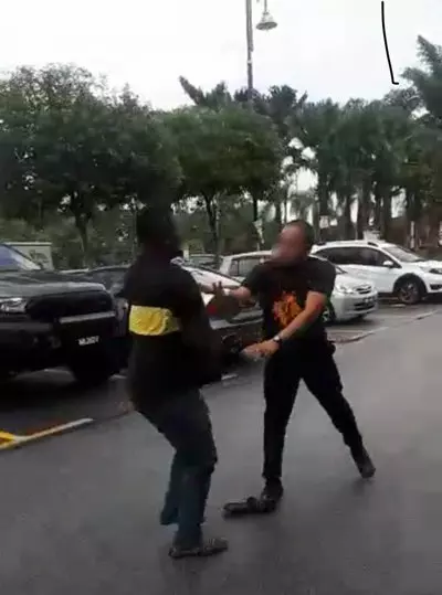吉隆坡:警方逮捕阻礙拖車男子,證實:是公務員,非警察!