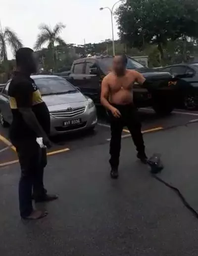 吉隆坡:警方逮捕阻礙拖車男子,證實:是公務員,非警察!