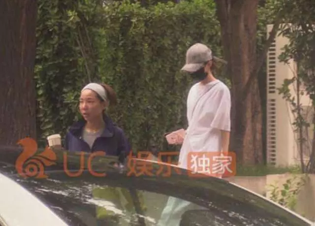 剛剛闢謠懷孕還沒過幾天,趙麗穎戀情又有新進展了!牽手一起逛三里屯?這等於公開了吧……