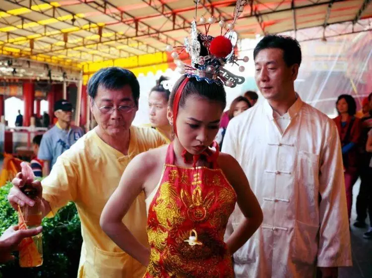 最正乩童爆紅!直播太子起乩破159萬點閱 為何是她?神明親自上身…