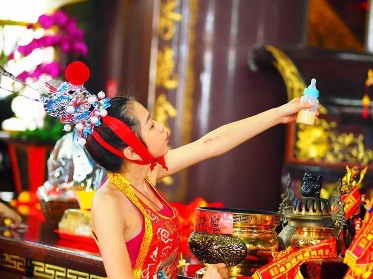 最正乩童爆紅!直播太子起乩破159萬點閱 為何是她?神明親自上身…