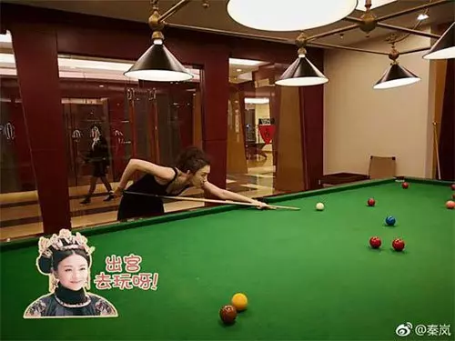 流鼻血了!『富察皇后』領便當後曬好身材打桌球!(♡∀♡)網友:皇后娘娘,快把衣服穿好!