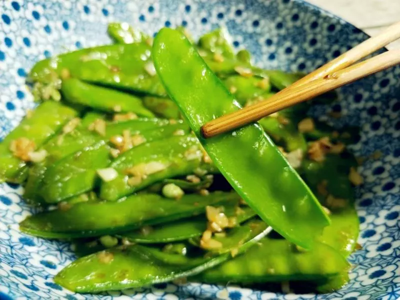 炒荷蘭豆時,很多人省去了「這一步」,難怪炒的不好看更不好吃!