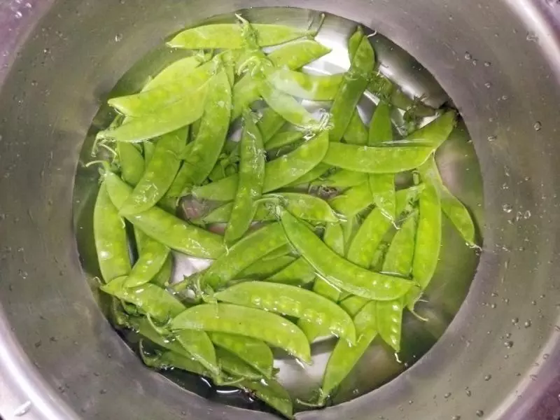 炒荷蘭豆時,很多人省去了「這一步」,難怪炒的不好看更不好吃!