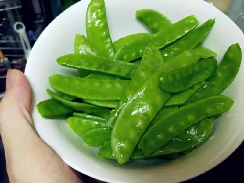 炒荷蘭豆時,很多人省去了「這一步」,難怪炒的不好看更不好吃!