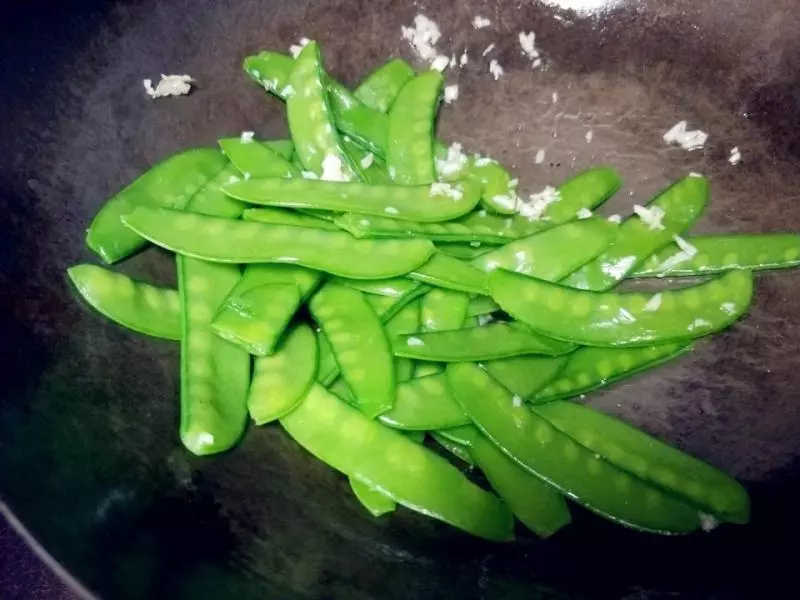 炒荷蘭豆時,很多人省去了「這一步」,難怪炒的不好看更不好吃!