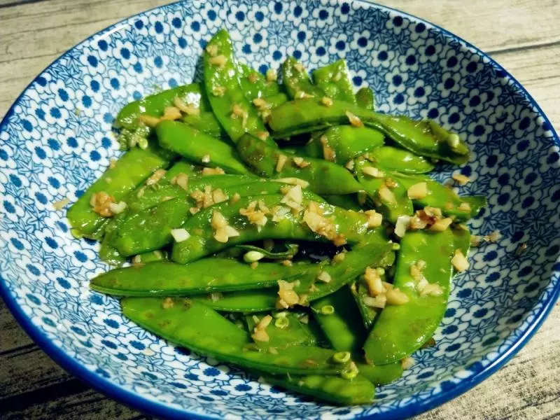 炒荷蘭豆時,很多人省去了「這一步」,難怪炒的不好看更不好吃!