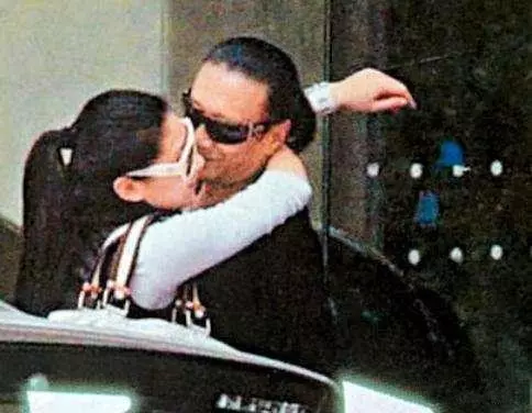 謝霆鋒82歲父親為留住小50歲的女友依靠吃藥,女友買帳說話很扎心