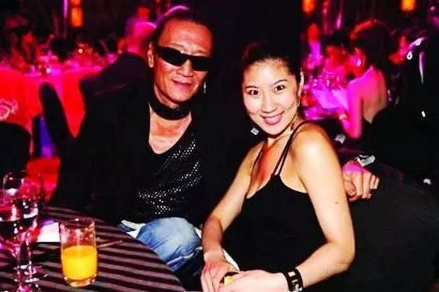謝霆鋒82歲父親為留住小50歲的女友依靠吃藥,女友買帳說話很扎心