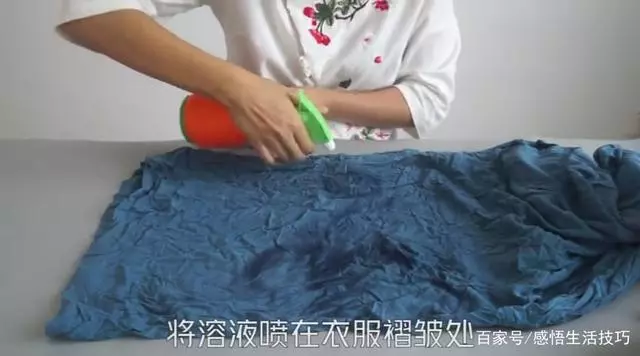 衣服起了褶皺很難看?阿嬤教你一招,不需要熨燙,3分鐘褶皺就能平整!
