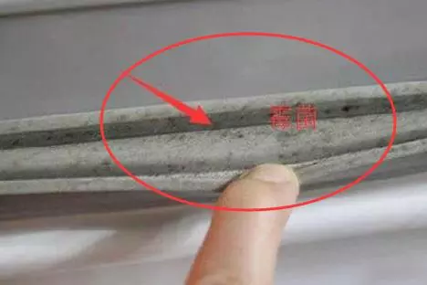 家裡冰箱膠條發黴的注意了,別再用水擦了,用它一擦立馬乾淨如新,為家人收好