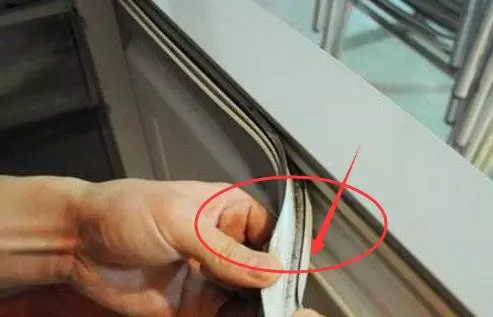 家裡冰箱膠條發黴的注意了,別再用水擦了,用它一擦立馬乾淨如新,為家人收好