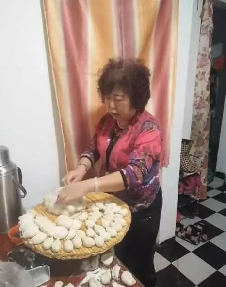 20歲男生戀上56歲日本大媽,笑稱同居生活很幸福,就是夜生活太豐富了!