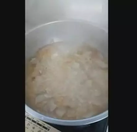 狗狗被餓好幾天,鄰居救他的方式令狗狗感動到哭泣