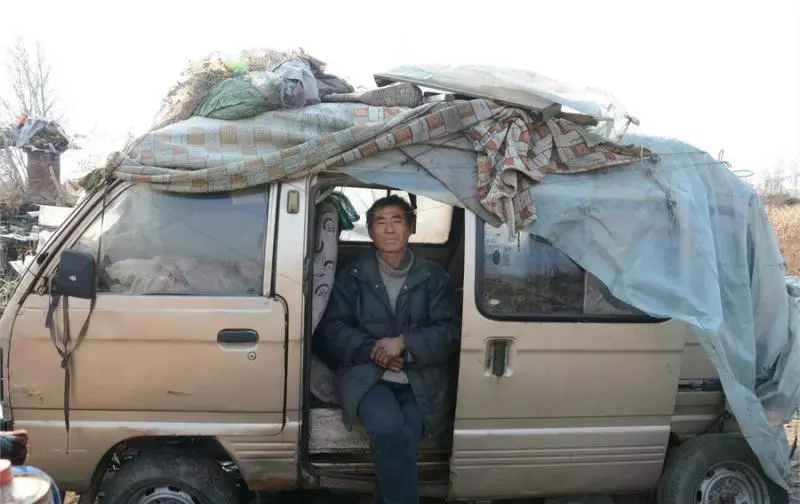 六旬流浪老人與46隻流浪狗,同住一車同用一鍋,拒絕捐款靠自己