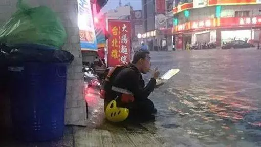 義警消忙救災 這一幕讓網友都哭了