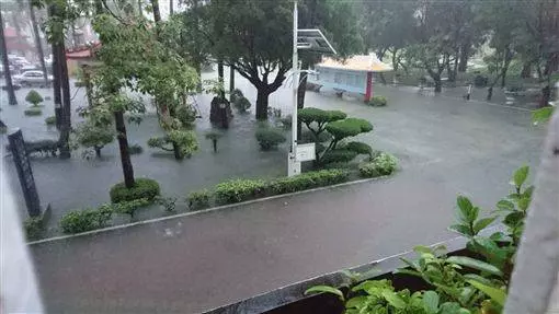 義警消忙救災 這一幕讓網友都哭了