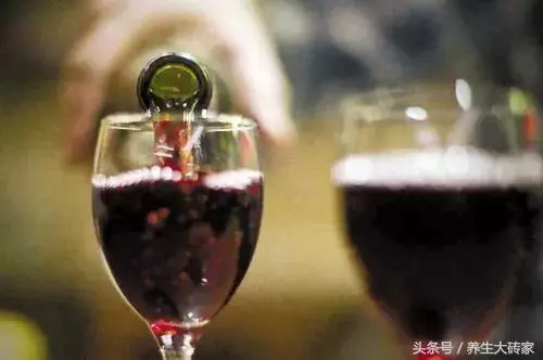 肝不好,臉先知,做好「4個字」,喝好「3杯水」,肝會慢慢變好