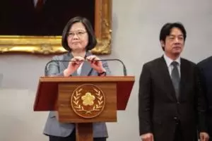 轎車撞路中央牛隻日男上班途中送命