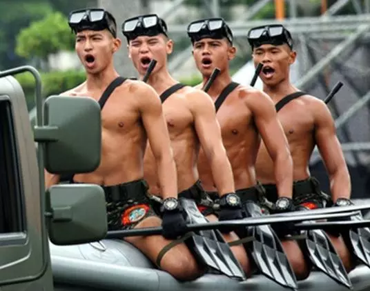 網上瘋傳各國軍人比較圖,直指台灣軍人根本弱雞,台灣女網友馬上貼照片打臉..