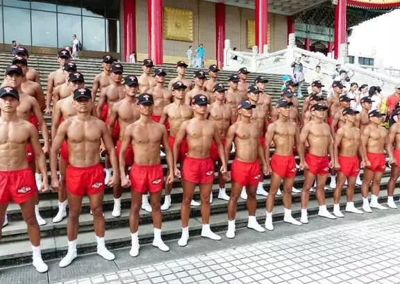 網上瘋傳各國軍人比較圖,直指台灣軍人根本弱雞,台灣女網友馬上貼照片打臉..
