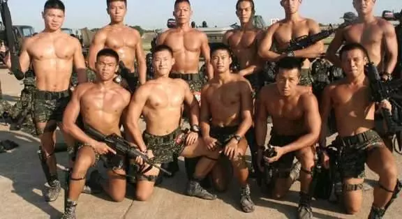 網上瘋傳各國軍人比較圖,直指台灣軍人根本弱雞,台灣女網友馬上貼照片打臉..