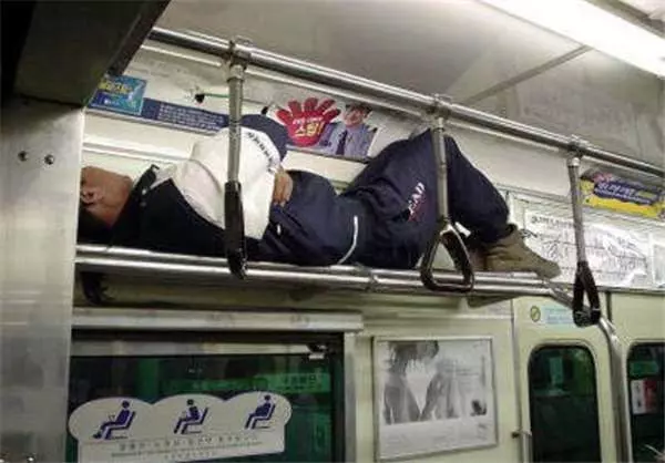 聽說日本地鐵到處都可以看到乘客睡死的樣子?第15張的妹子這樣也太可怕...
