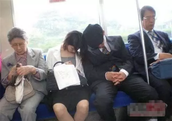 聽說日本地鐵到處都可以看到乘客睡死的樣子?第15張的妹子這樣也太可怕...