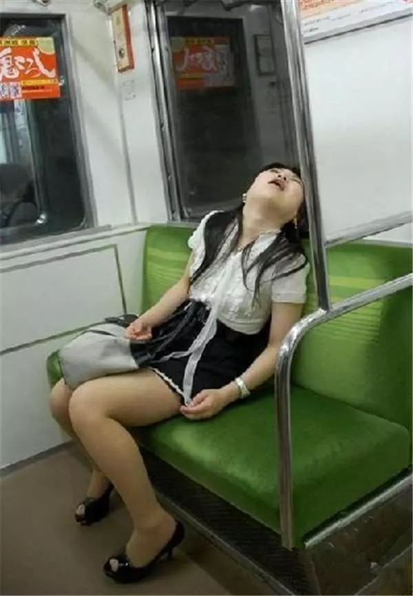 聽說日本地鐵到處都可以看到乘客睡死的樣子?第15張的妹子這樣也太可怕...