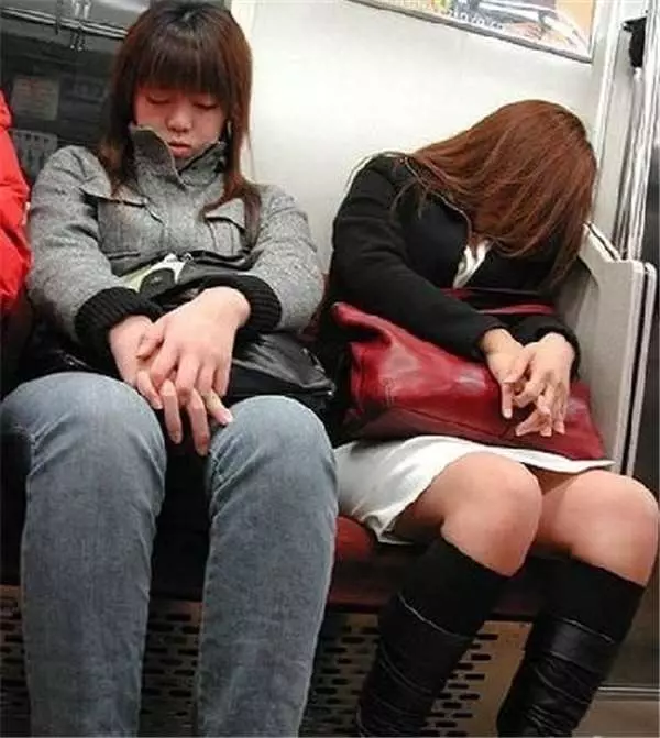 聽說日本地鐵到處都可以看到乘客睡死的樣子?第15張的妹子這樣也太可怕...