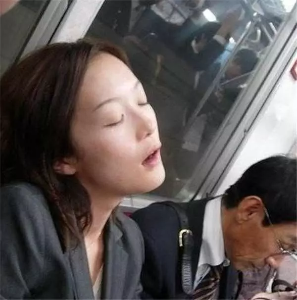 聽說日本地鐵到處都可以看到乘客睡死的樣子?第15張的妹子這樣也太可怕...
