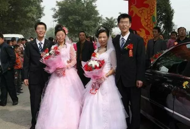 雙胞胎兄弟,一個娶美女一個娶醜女,多年後哥倆相見,各自傻了眼