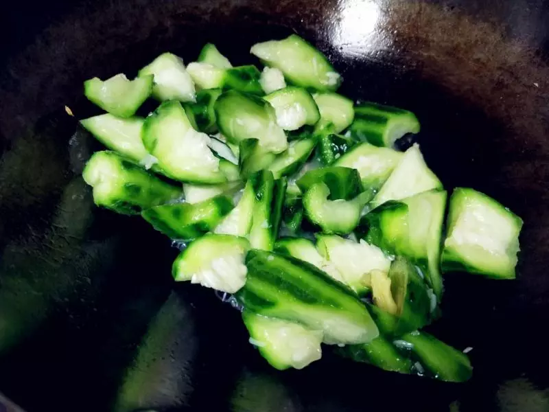 絲瓜和它一起炒,你一定沒試過,鮮香美味特好吃,一上桌就吃沒了