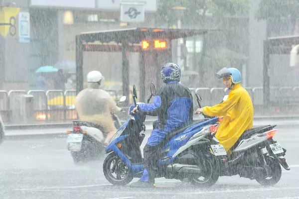 機車泡水「能發動嗎」?水位高度是關鍵 搞錯準備花大錢