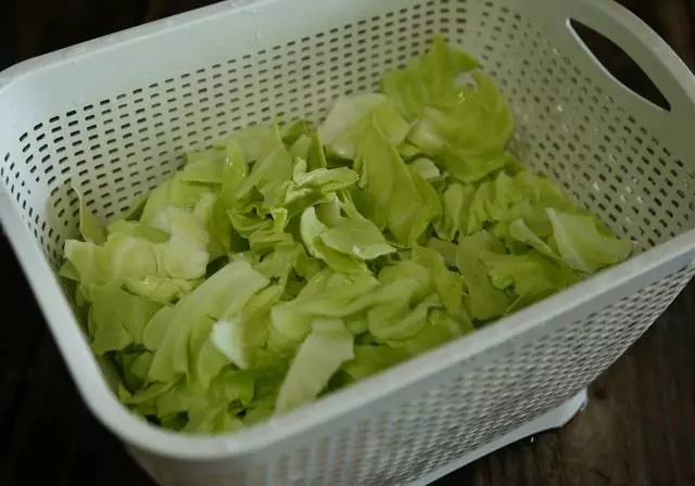 如何做一盤五星味道的手撕包菜?三個要點要記牢!脆生生的秘訣!