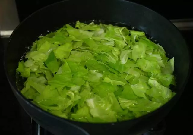 如何做一盤五星味道的手撕包菜?三個要點要記牢!脆生生的秘訣!