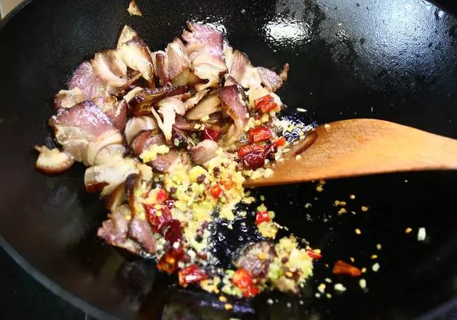 如何做一盤五星味道的手撕包菜?三個要點要記牢!脆生生的秘訣!