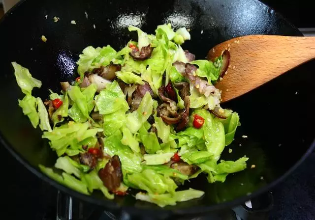 如何做一盤五星味道的手撕包菜?三個要點要記牢!脆生生的秘訣!