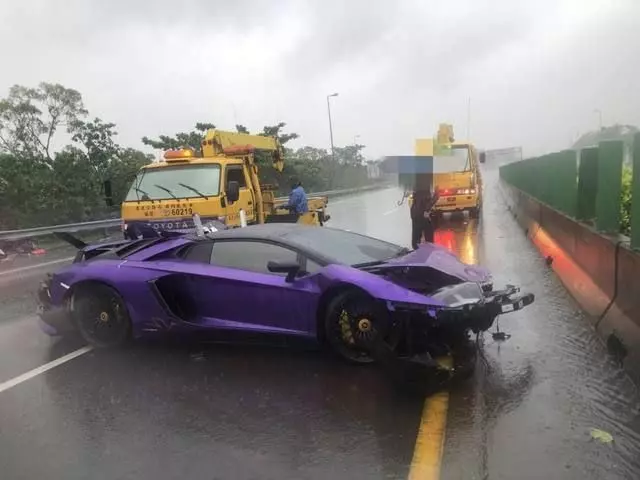 全球限量500台!超稀有「4000萬藍寶堅尼」雨中打滑撞爛...網友嚇傻:看到重點了