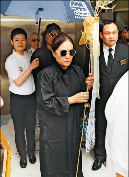 張菲前妻曝光,雖然離婚卻形如一家人,張菲有情有義不愧是老大哥!