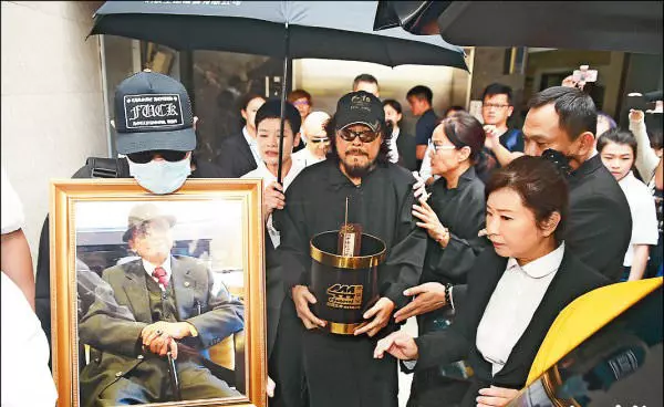 張菲前妻曝光,雖然離婚卻形如一家人,張菲有情有義不愧是老大哥!