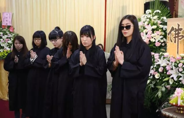 王祖賢罕見全家照曝光,網友:人家顏值高、身材好不是沒道理的!