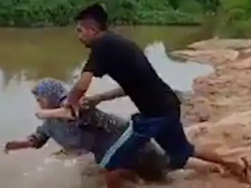 不給買摩哆逆子扔母親入河