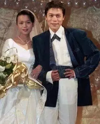 55歲洪榮宏閃娶「小鄧麗君」三度結婚,嬌妻美貌曝光!才知道他為什麼藏的這麼深!